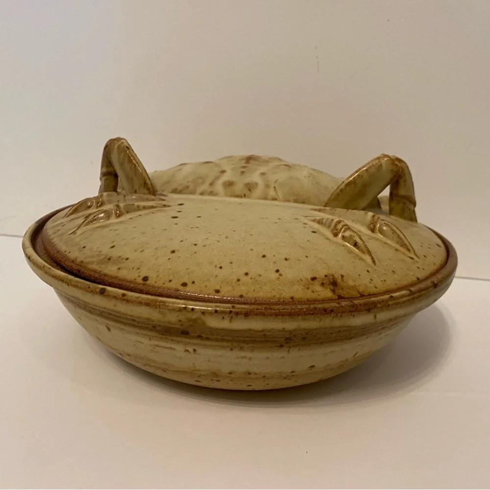 JEFF TINIUS STORM LAKE POTTERY LIDDED CASSEROLE CRAB RELIEF TAN STONEWEAR USA